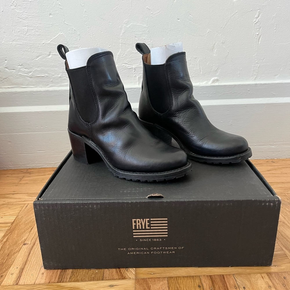 FRYE Sabrina Chelsea Black Boots 8.5